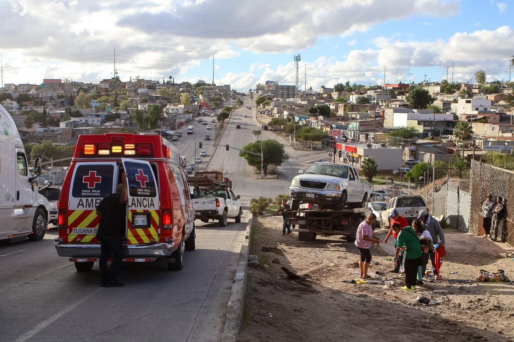Auxilian a 4 personas por volcadura de camioneta en bulevar Casa Blanca de Tijuana