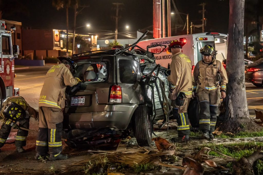 Muere policía de Tijuana tras quedar prensado en el coche