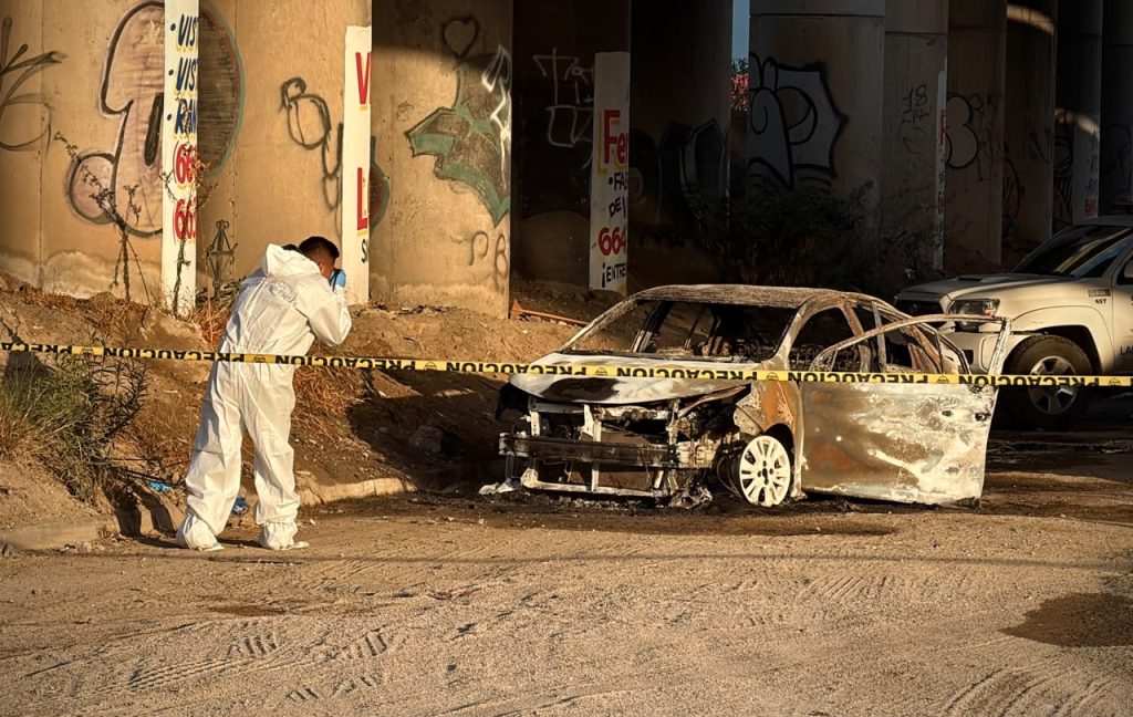 Hallan vehículo calcinado con dos cuerpos en el Corredor 2000