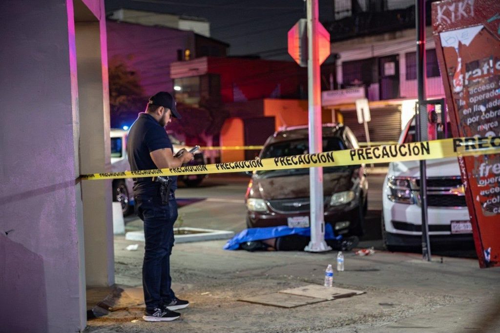 Asesinan a hombre afuera de la funeraria de la Cruz en Zona Centro