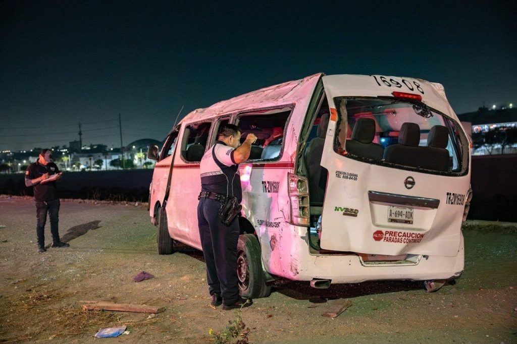 Taxi de ruta vuelca en Vía Rápida y deja 8 personas lesionadas