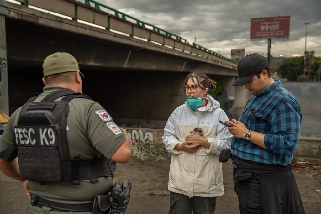 Movilizan a personas a los albergues, «vivían» en canalización del Río Tijuana
