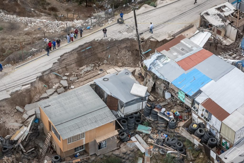 40 viviendas afectadas por deslizamiento de tierra en Colonia 3 de Octubre #Tijuana