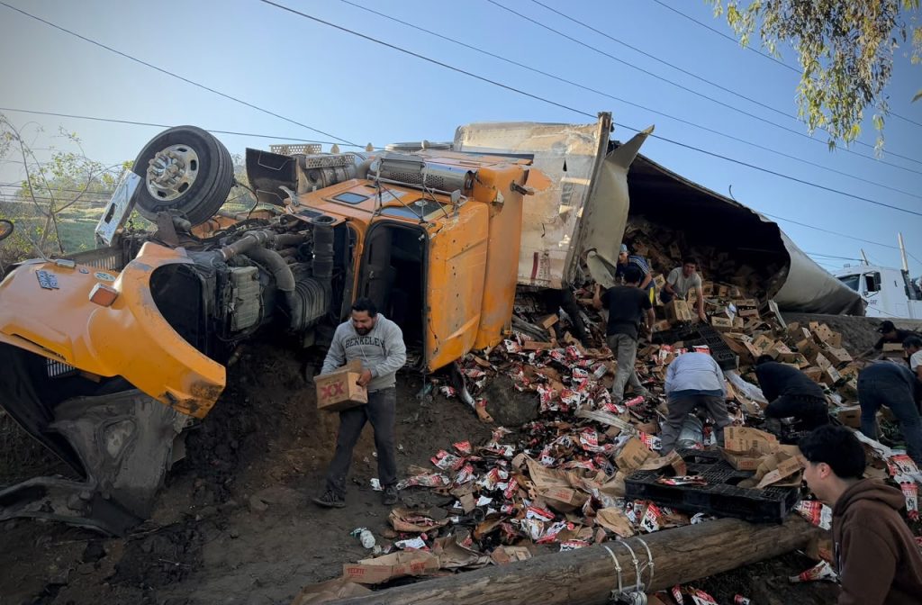 Vuelca tráiler con cerveza y desata rapiña en la colonia de Tijuana