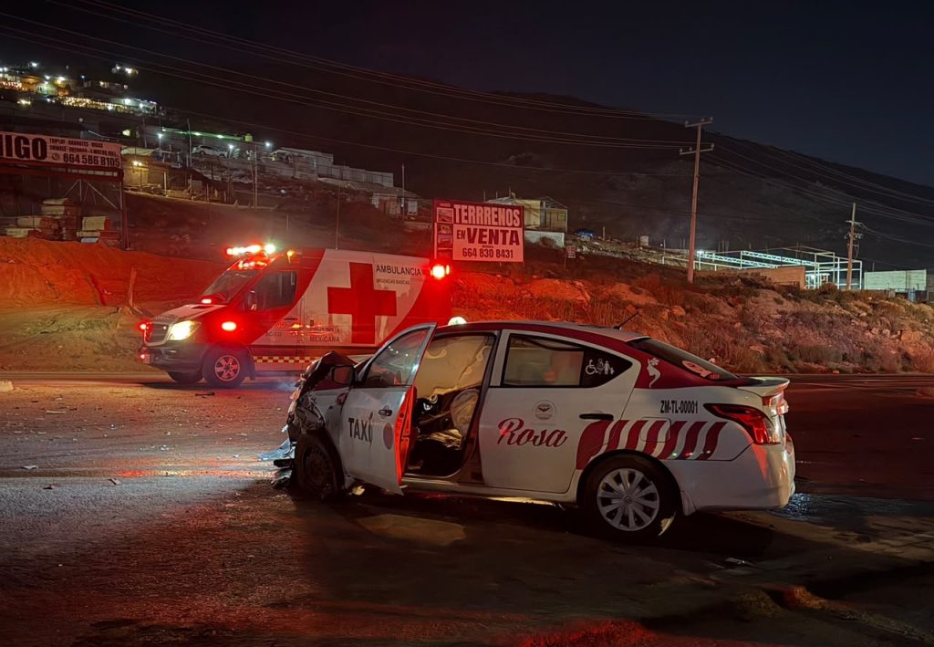 Choque entre taxi y automóvil deja a una mujer lesionada en la carretera libre Tijuana-Tecate