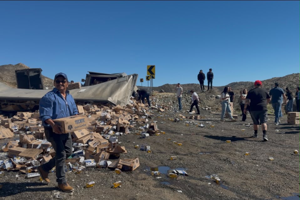 Accidente de par trailers cerveceros causa rapiña en la Mexicali-Tijuana de cuota