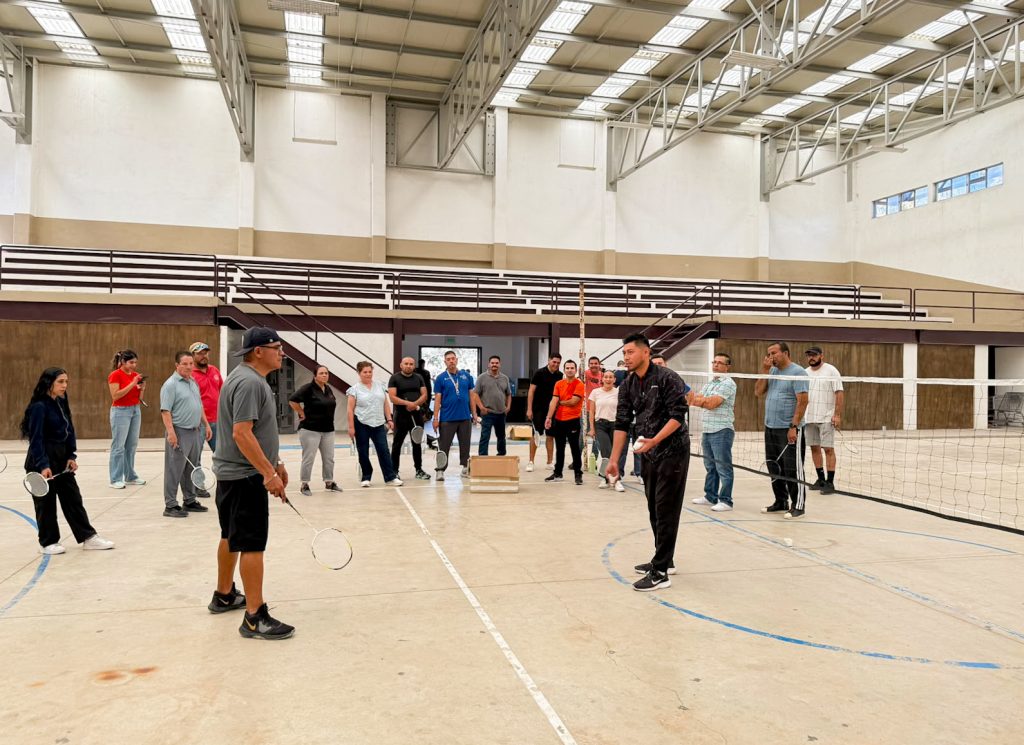 Participan docentes de educación física de Rosarito en taller de bádminton y activación física