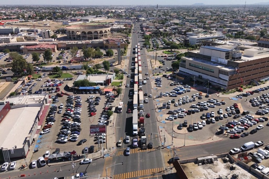 Transportistas bloquean calzada en Centro Cívico en Mexicali