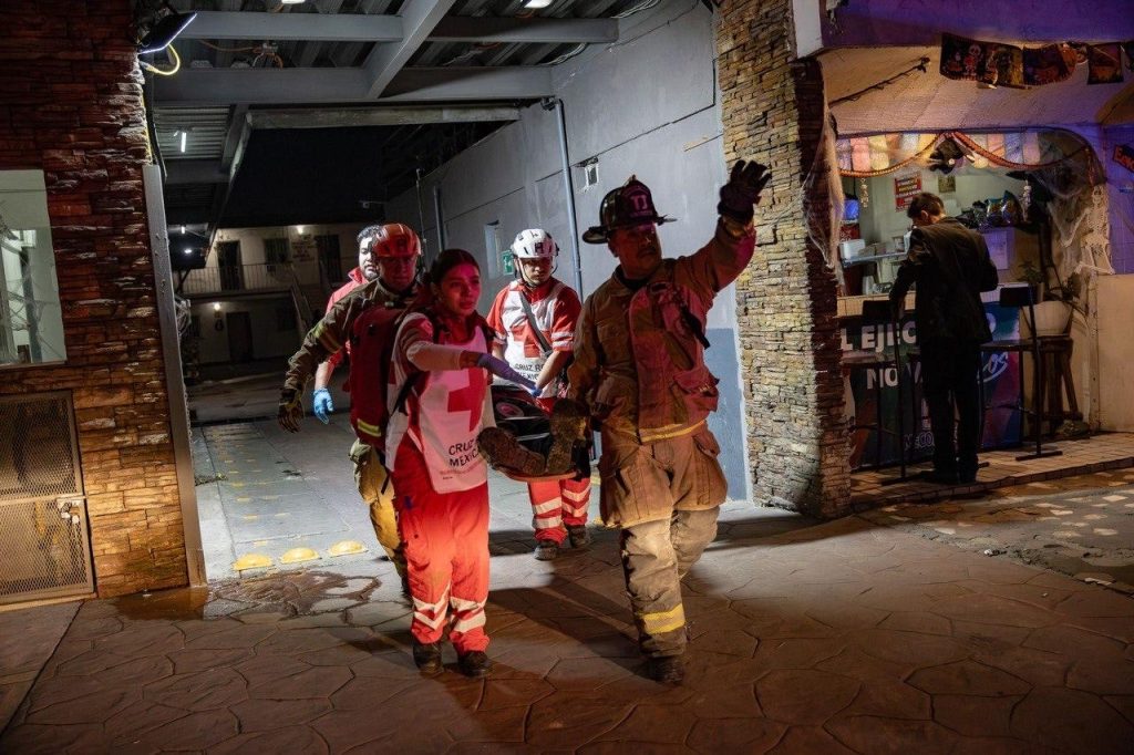 Rescatan a hombre atrapado entre dos paredes en la colonia Guillén de Tijuana