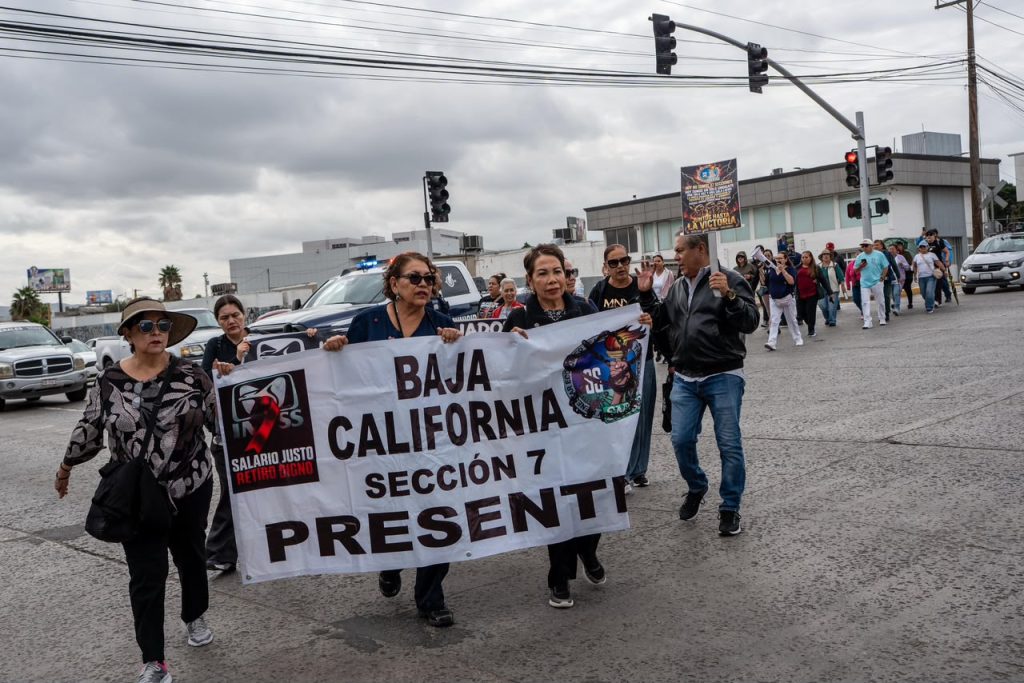“Pueblo, escucha, también esta es tu lucha”: realizan tercera marcha de trabajadores del IMSS en Tijuana