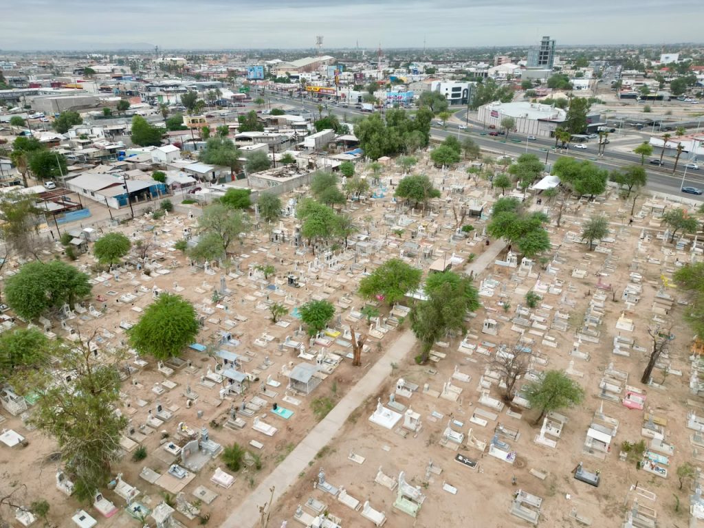 Preparan panteones municipales para recibir a miles de visitantes por el Día de Muertos